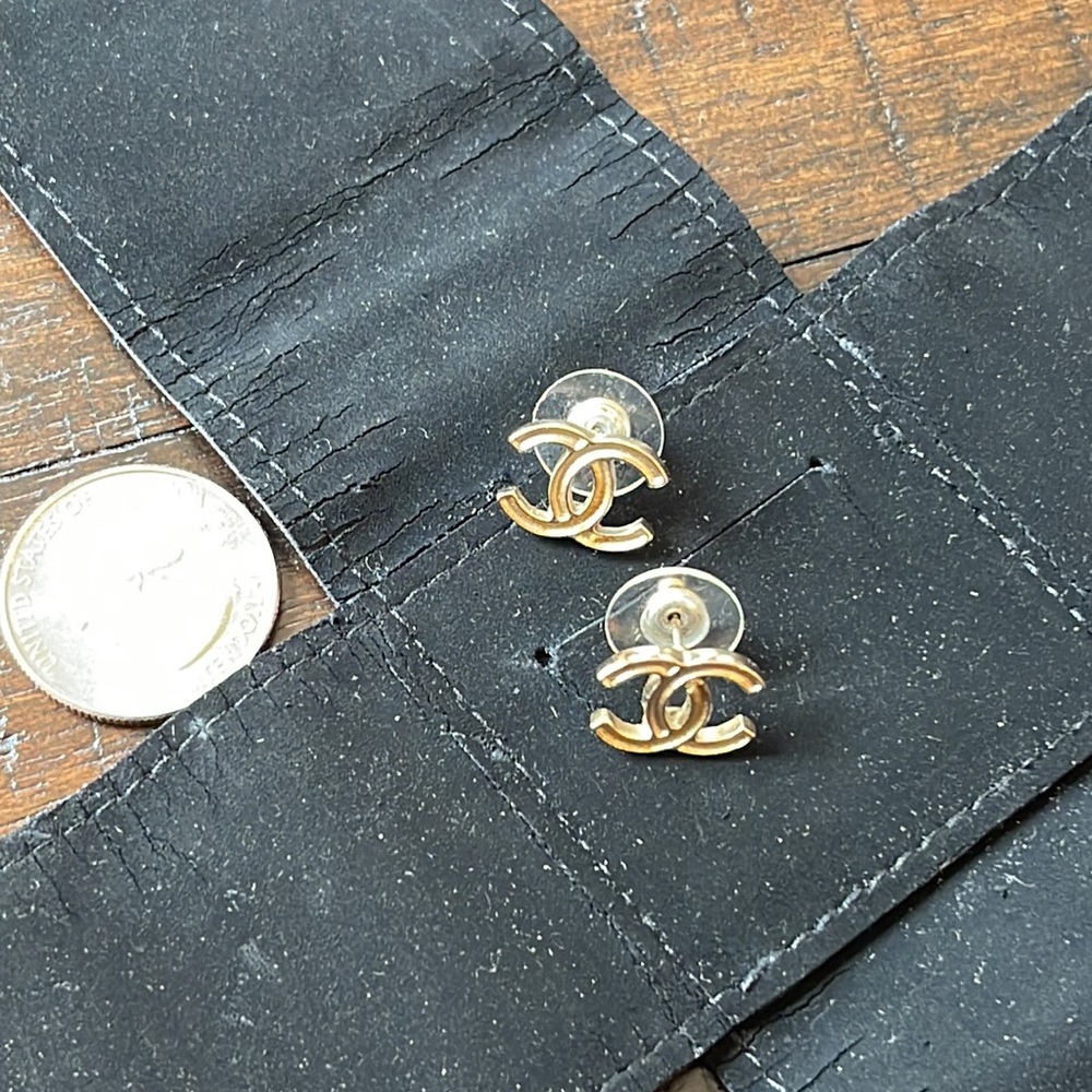 Chanel Gold & White A 15p Gold Tone Cc Pierce Earrings 11ck311s - Picture 13 of 15